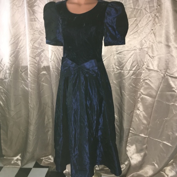 lanz Dresses & Skirts - Vintage Taffeta Silky Satin Velvety LANZ bow Dress